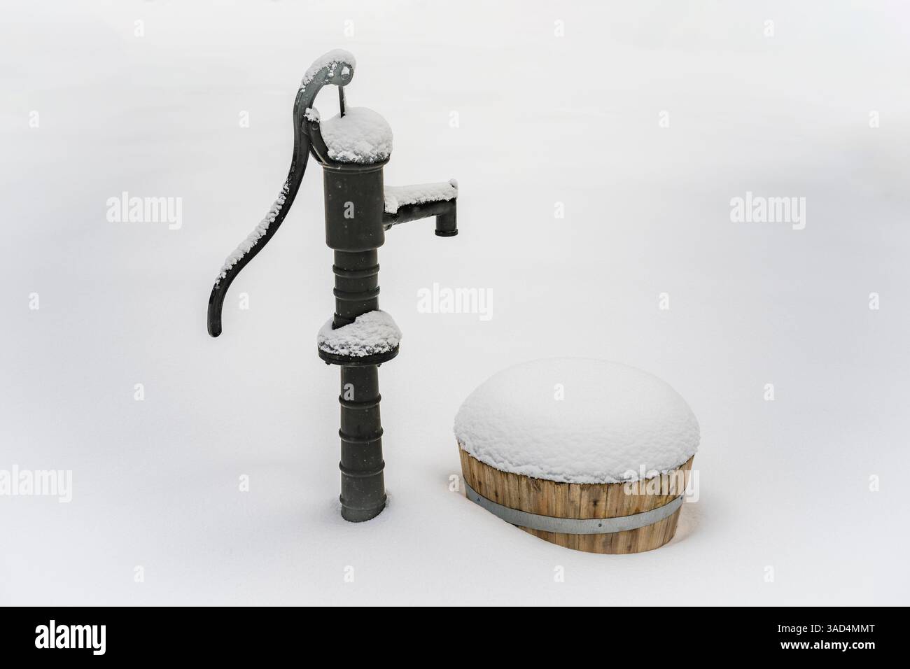 Pompe à eau et baril dans la neige, Green Valley Lake, Californie, États-Unis Banque D'Images