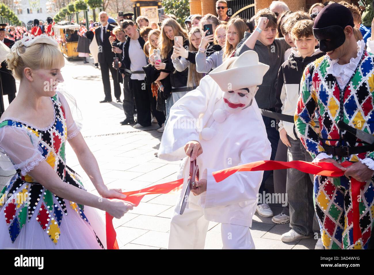 Copenhague, Danemark. 04th Apr, 2025. Columbine (l), Pierrot (C) et Arlequin (R) ont coupé le ruban pendant la journée d'ouverture aux jardins Tivoli. Le parc d'attractions Tivoli de Copenhague ouvre ses portes pendant la saison estivale. Les premières semaines marqueront la saison de Pâques. Crédit : SOPA images Limited/Alamy Live News Banque D'Images