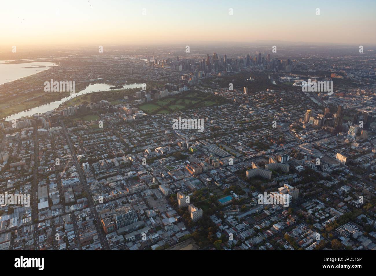 Vue aérienne de Melbourne au coucher du soleil regardant vers le nord-ouest depuis la banlieue sud-est. Banque D'Images