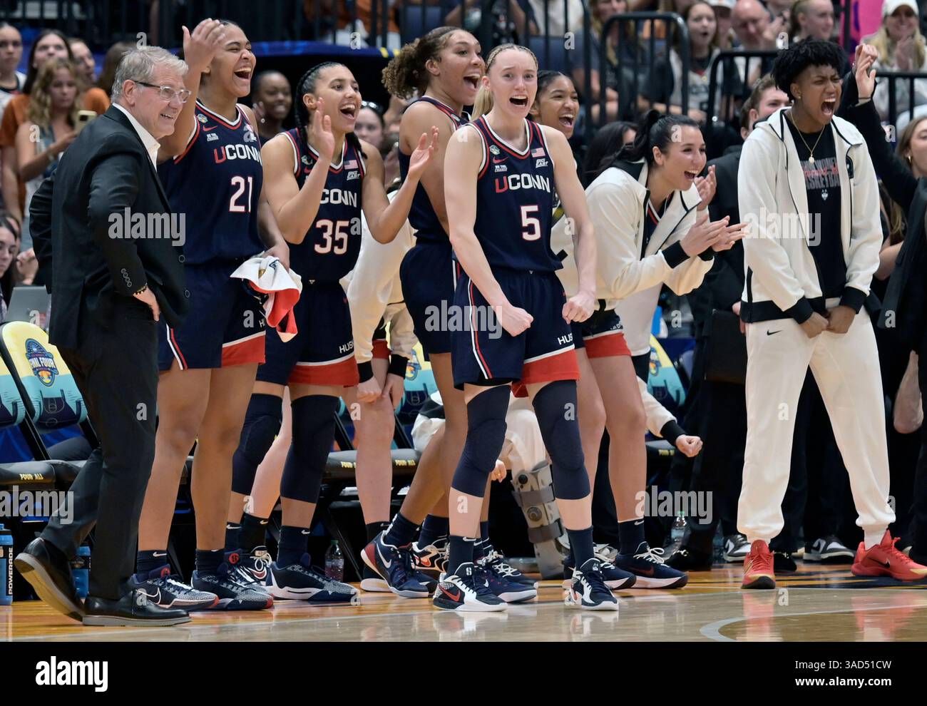 Tampa, États-Unis. 04th Apr, 2025. Geno Auriemma, entraîneur-chef de l'UConn, et son équipe célèbrent dans les dernières secondes de leur match final four contre l'UCLA dans le tournoi de basketball féminin de la NCAA à l'Amalie Arena de Tampa, Floride, le vendredi 4 avril 2025. UConn a battu UCLA 85-51 et s'est avancé en finale contre la Caroline du Sud le dimanche 6 avril. Photo de Steve Nesius/UPI crédit : UPI/Alamy Live News Banque D'Images