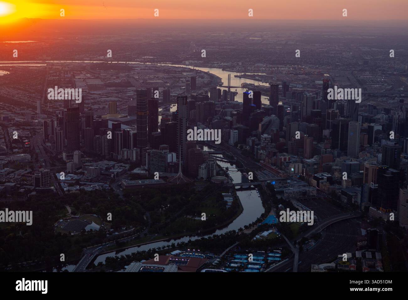 Vue aérienne du quartier des affaires de Melbourne regardant vers l'ouest au coucher du soleil. Banque D'Images