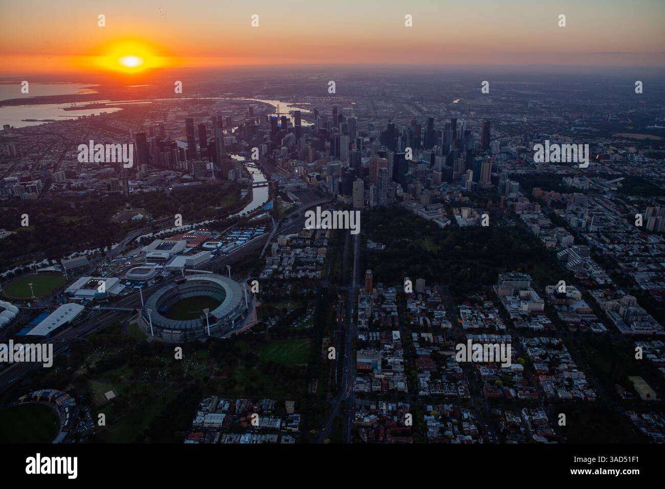 Vue grand angle de Melbourne depuis le ciel regardant vers l'ouest au coucher du soleil. Banque D'Images