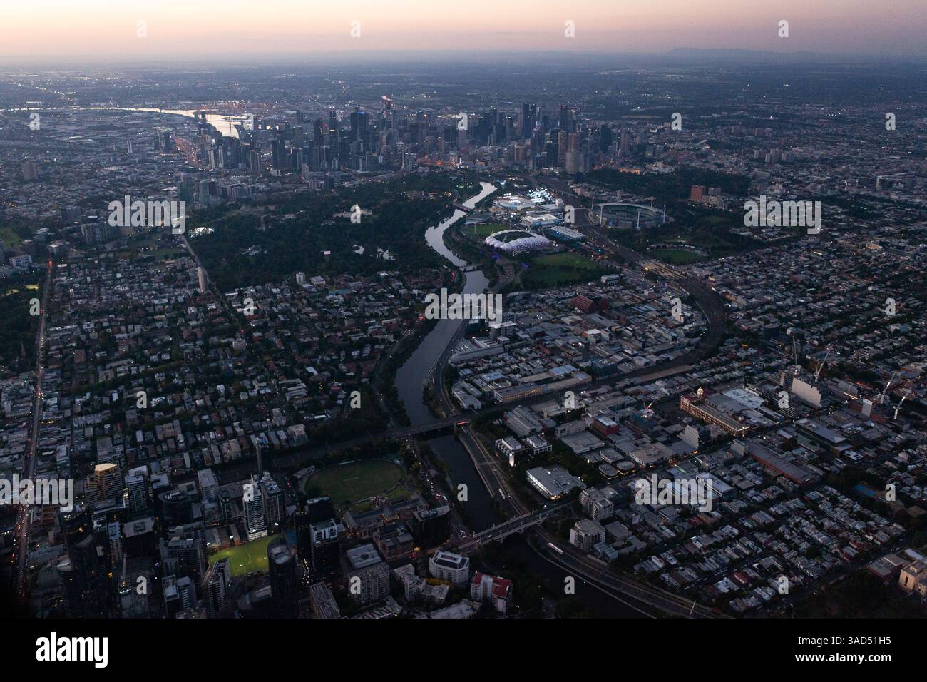 Vue depuis le ciel le long de la rivière Yarra de South Yarra jusqu'au quartier des affaires de Melbourne. Banque D'Images