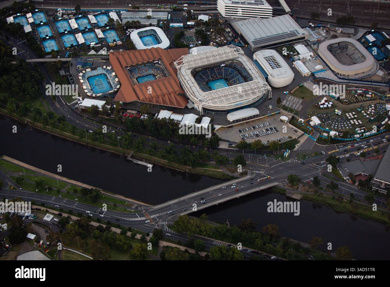 Vue aérienne du quartier du parc olympique au crépuscule pendant l'Open d'Australie. Banque D'Images
