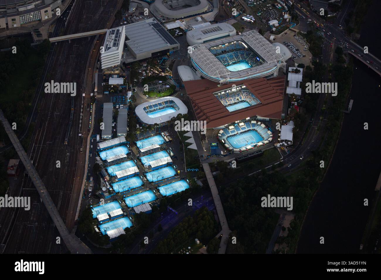 Vue aérienne du quartier du parc olympique au crépuscule pendant l'Open d'Australie. Banque D'Images