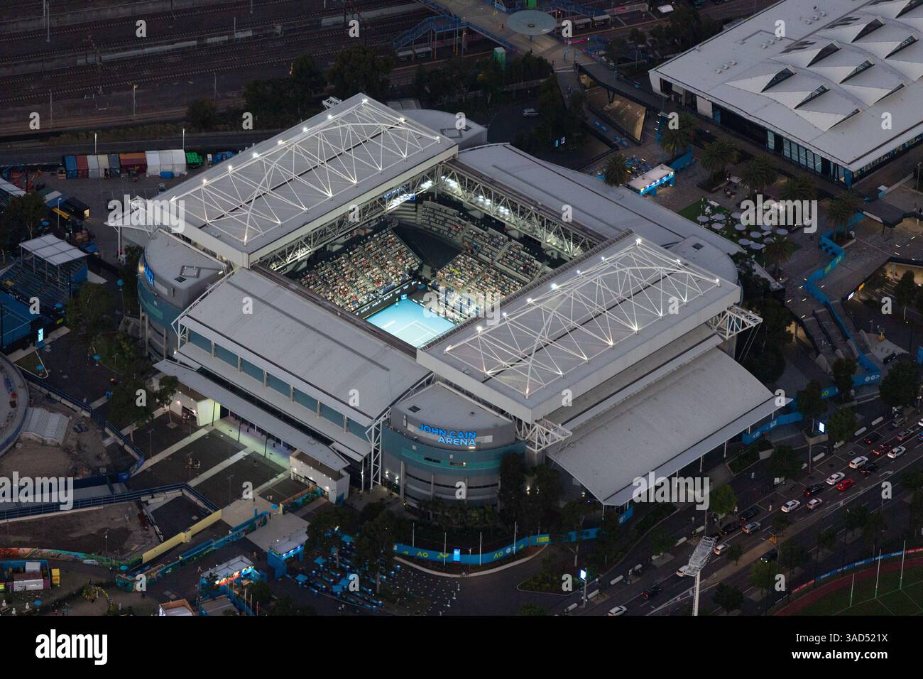 John Cain Arena s'est illuminé au crépuscule, photographié depuis les airs lors du tournoi de tennis Open d'Australie du Grand Chelem. Banque D'Images