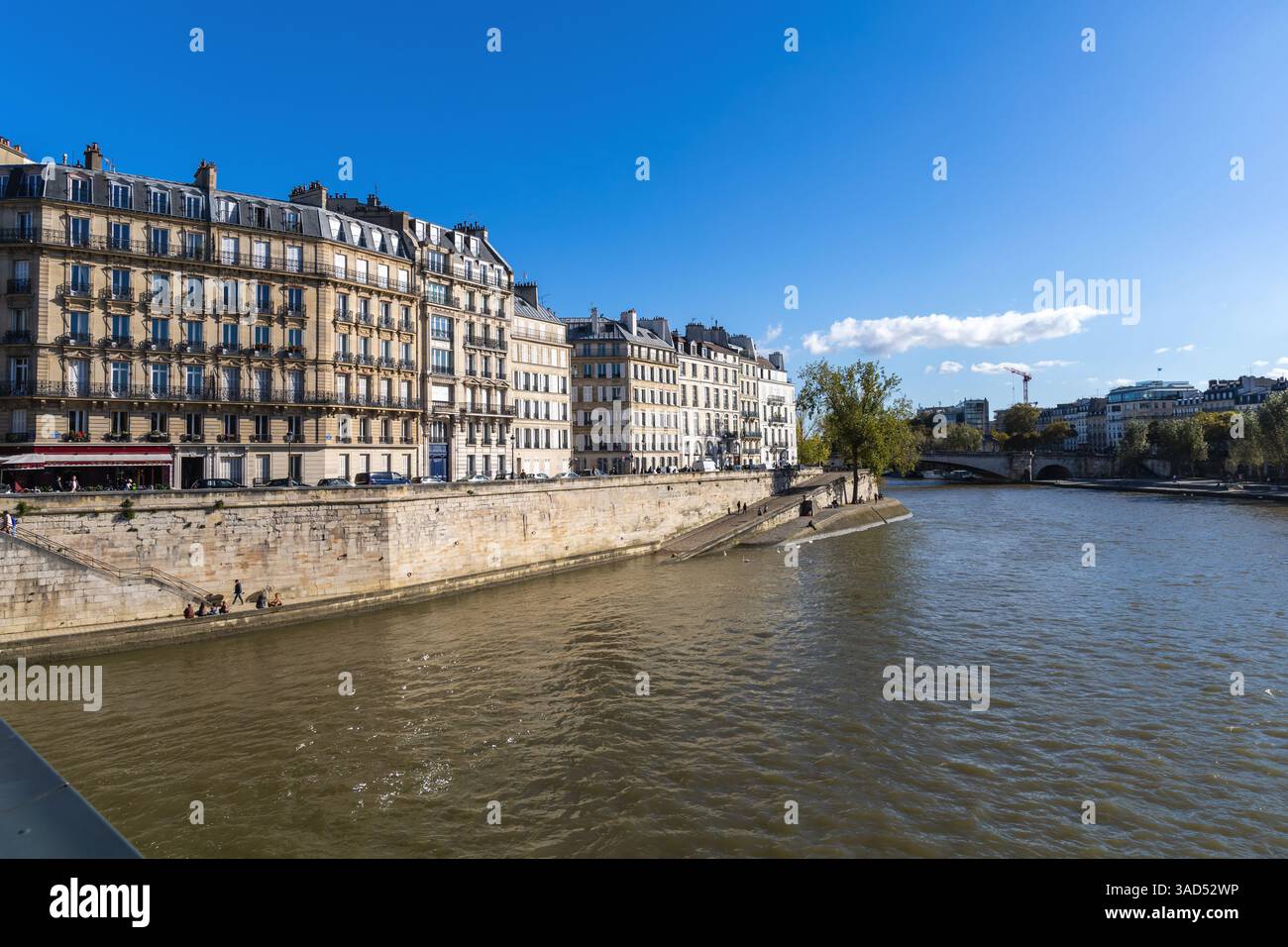 Belle vue sur Paris avec bâtiments et rivière. Paris, France - 10 février 2025 Banque D'Images