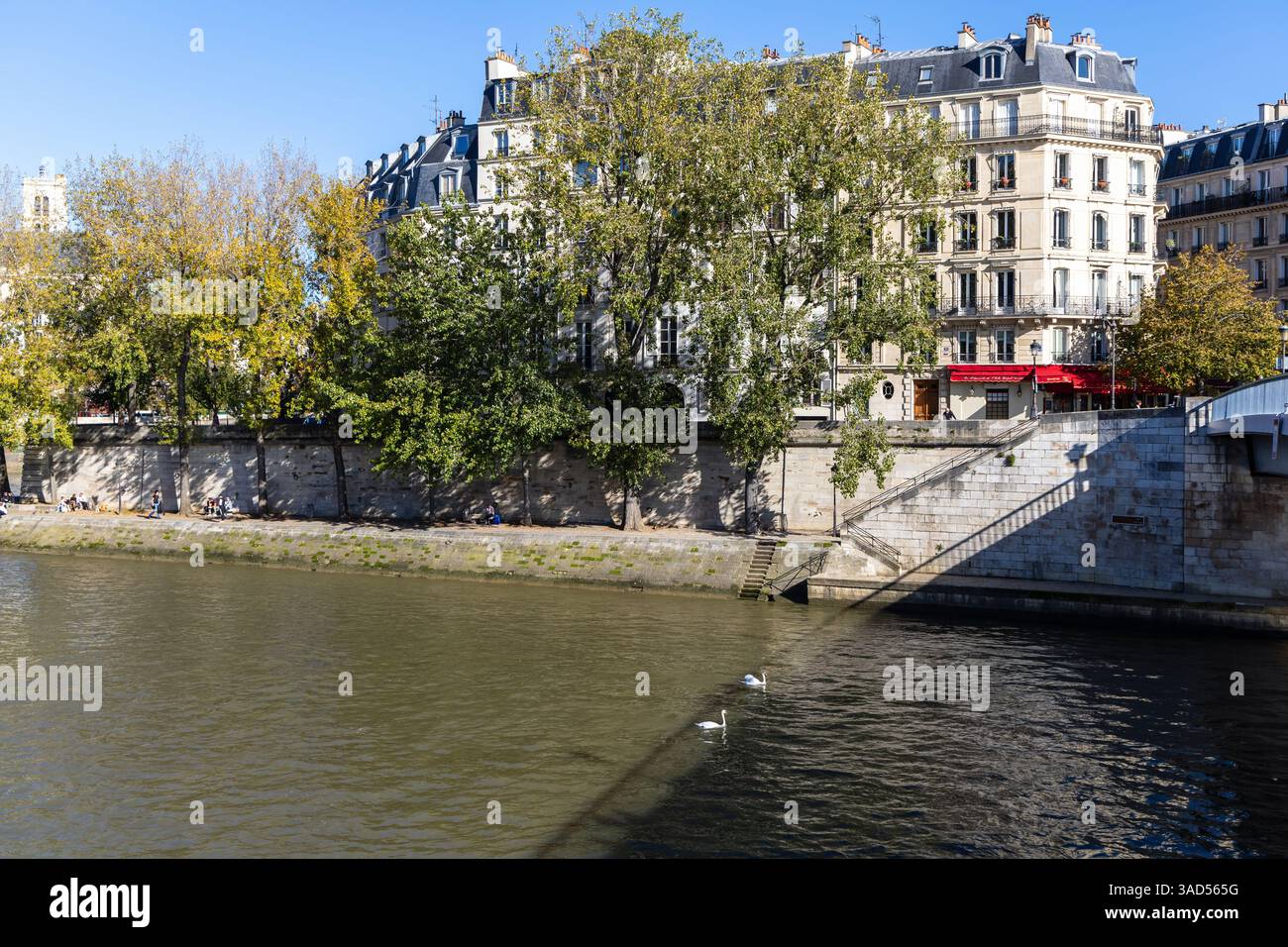 Belle vue sur Paris avec bâtiments et rivière. Paris, France - 10 février 2025 Banque D'Images
