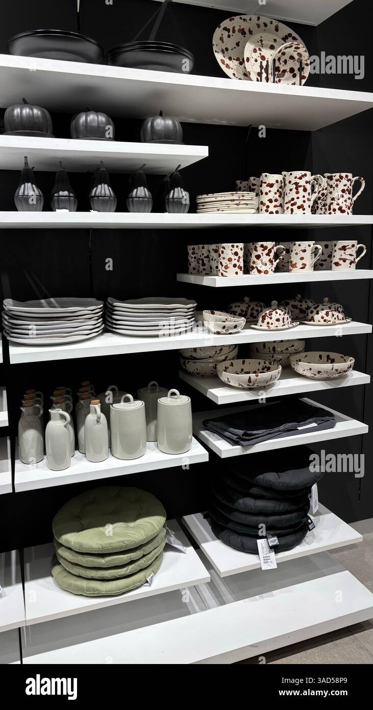 Vitrine de la boutique avec des plats élégants et de la vaisselle, idéal pour la publicité des ustensiles de cuisine, la décoration de la maison. Photo de haute qualité Banque D'Images