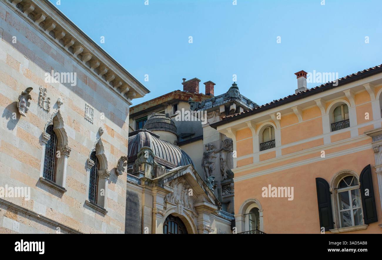 Bâtiments historiques à Udine, Frioul, Italie. Gauche - C15ème Loggia del Lionello gothique-vénitienne. Centre - Palazzo d'Aronco, années 1930 Liberty Art Nouveau Banque D'Images