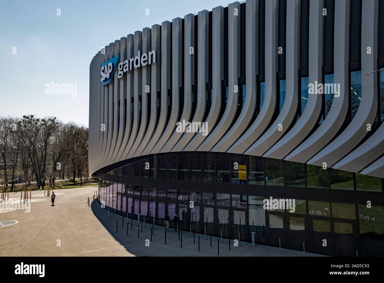 München, Deutschland 03. Avril 2025 : Im Bild : Der SAP Garden, die Mehrzweckhalle im Münchner Olympiapark. Aussenansicht mit dem logo der Arena. Bayern *** Munich, Allemagne 03 avril 2025 sur l'image le jardin SAP, la salle polyvalente du Parc olympique Munichs vue extérieure avec le logo de l'Arena Bayern Copyright : xFotostandx/xFritschx Banque D'Images