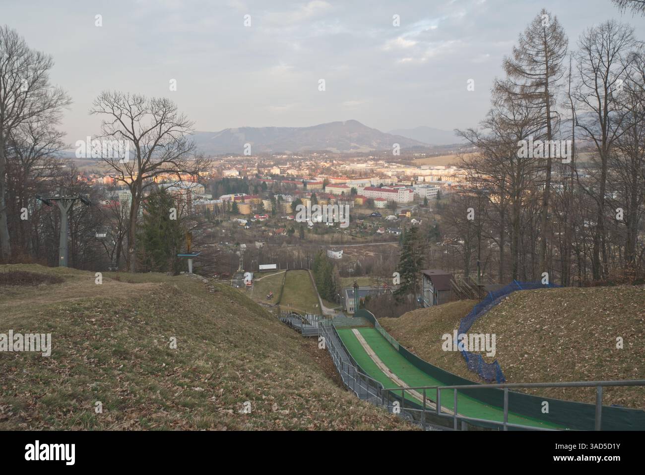 Montagne de saut à ski et Frenstat pod Radhostem ville en république tchèque à la fin de l'hiver Banque D'Images
