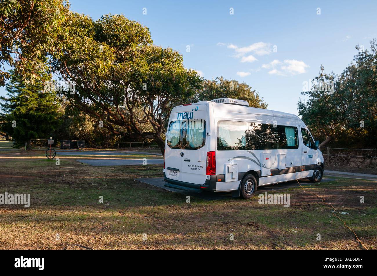 Maui Campervan garé au camping, aventure de voyage en plein air, location camping-car sous les arbres, journée ensoleillée, plage de Pambula, Australie Banque D'Images