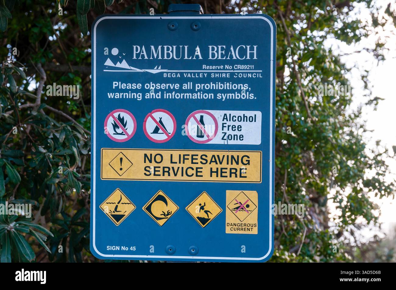 Panneau d'avertissement Pambula Beach, pas de feux, pas de camping, zone sans alcool, pas de service de sauvetage, alertes danger, Australie Banque D'Images