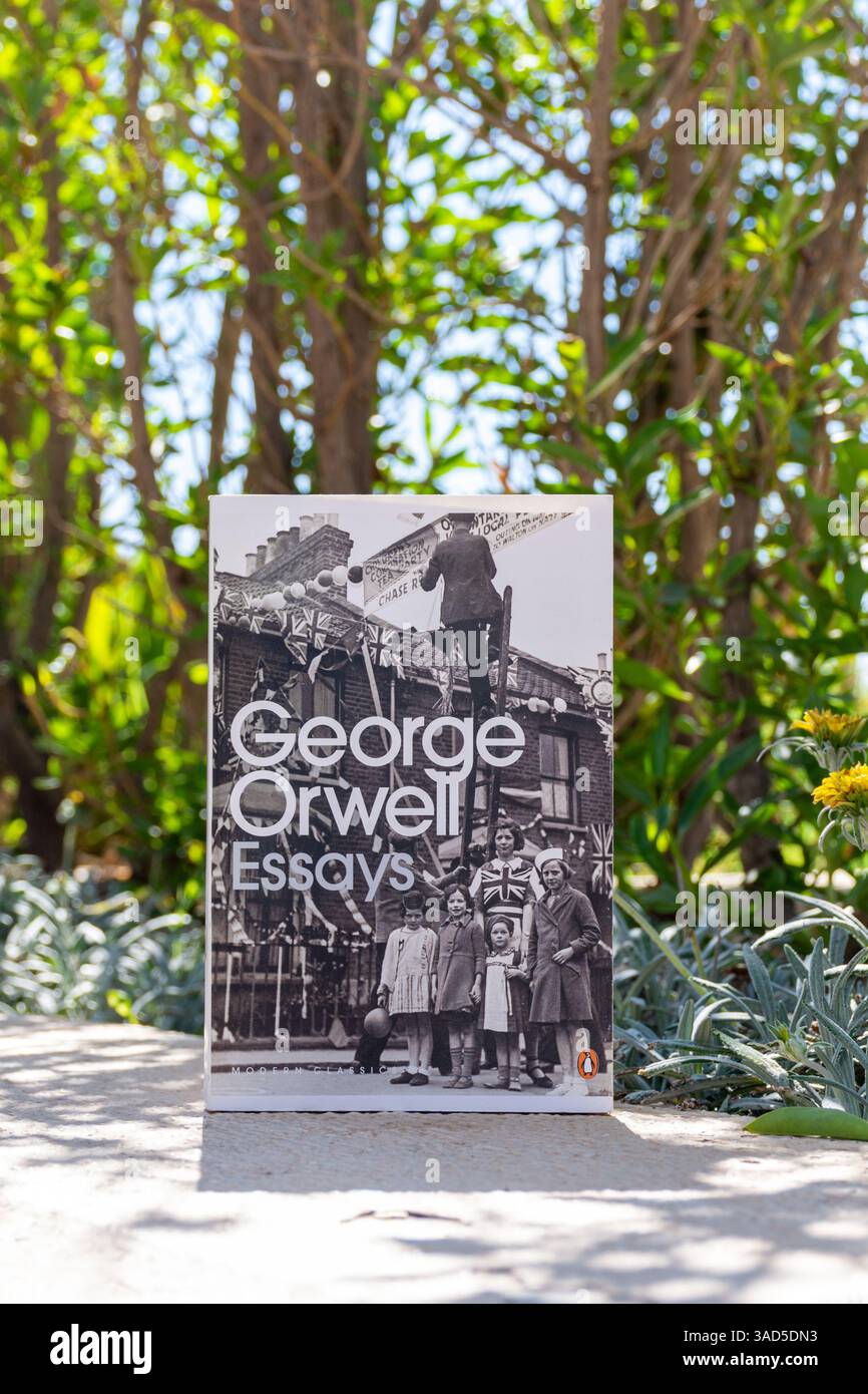 Gros plan du livre d'essais de George Orwell dans le jardin. Banque D'Images