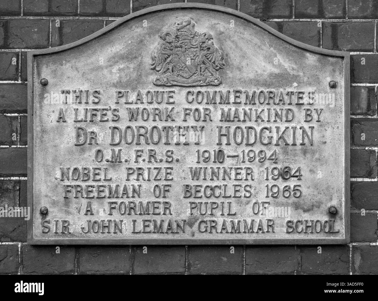 Plaque verte commémorative pour la lauréate du prix Nobel, Dr Dorothy Hodgkin 1910-1994 à la John Leman Grammar School, Beccles, Suffolk, East Anglia, Angleterre, ROYAUME-UNI Banque D'Images