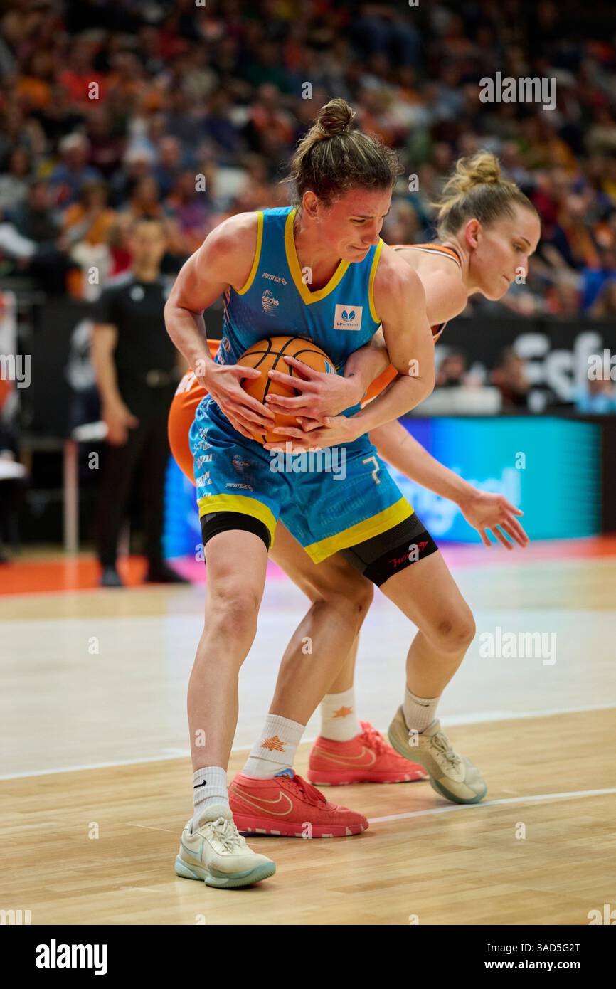 Anna Palma de Cadi la Seu (l) Kristine Vitola de Valencia basket (R) vu en action lors de la Liga Femenina Endesa saison régulière Round 28 entre va Banque D'Images