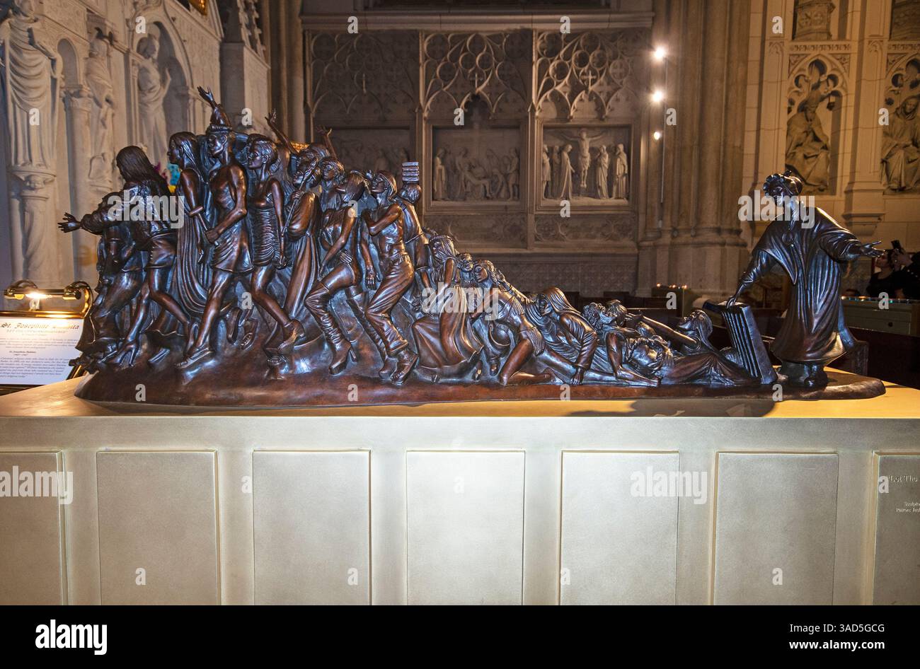 Sculpture 'Let the Oppressed Go free' (de Timothy P. Schmalz), représentant Joséphine Bakhita Freeing Peole, Patrick's Cathedral, New York City, États-Unis Banque D'Images