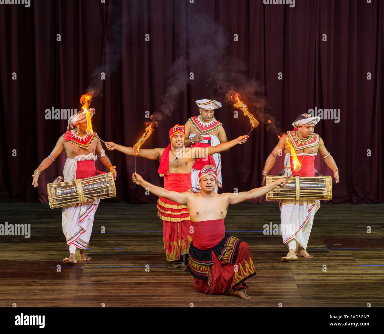 14.01.2025. Kandy, Sri Lanka. Les danseurs traditionnels kandyens exécutent une routine culturelle de tambour et de danse à Kandy, au Sri Lanka, portant des costumes vibrants Banque D'Images