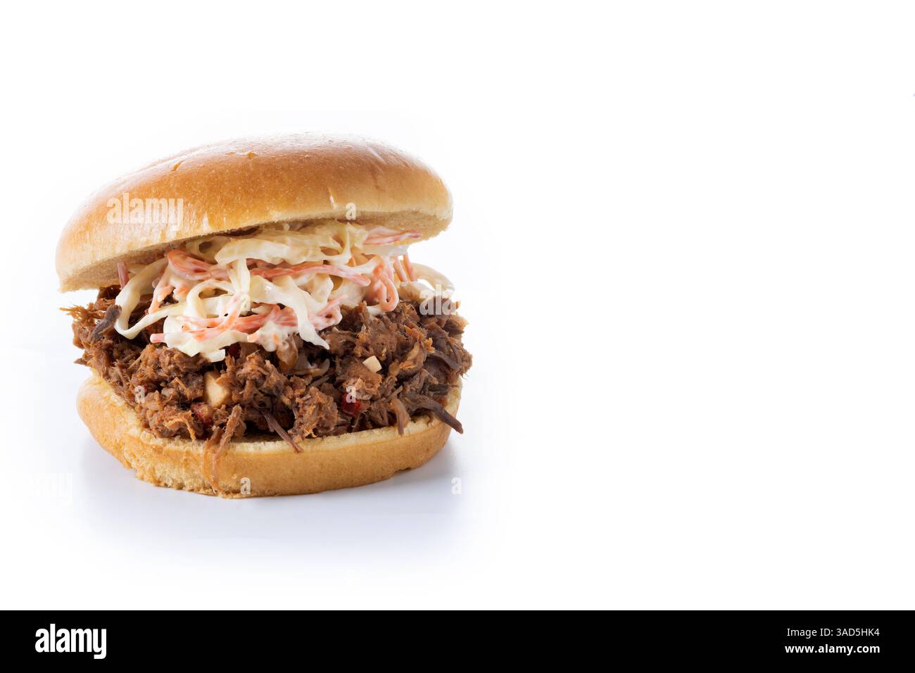 Sandwich au porc effiloché avec salade de coleslaw isolé sur fond blanc Banque D'Images