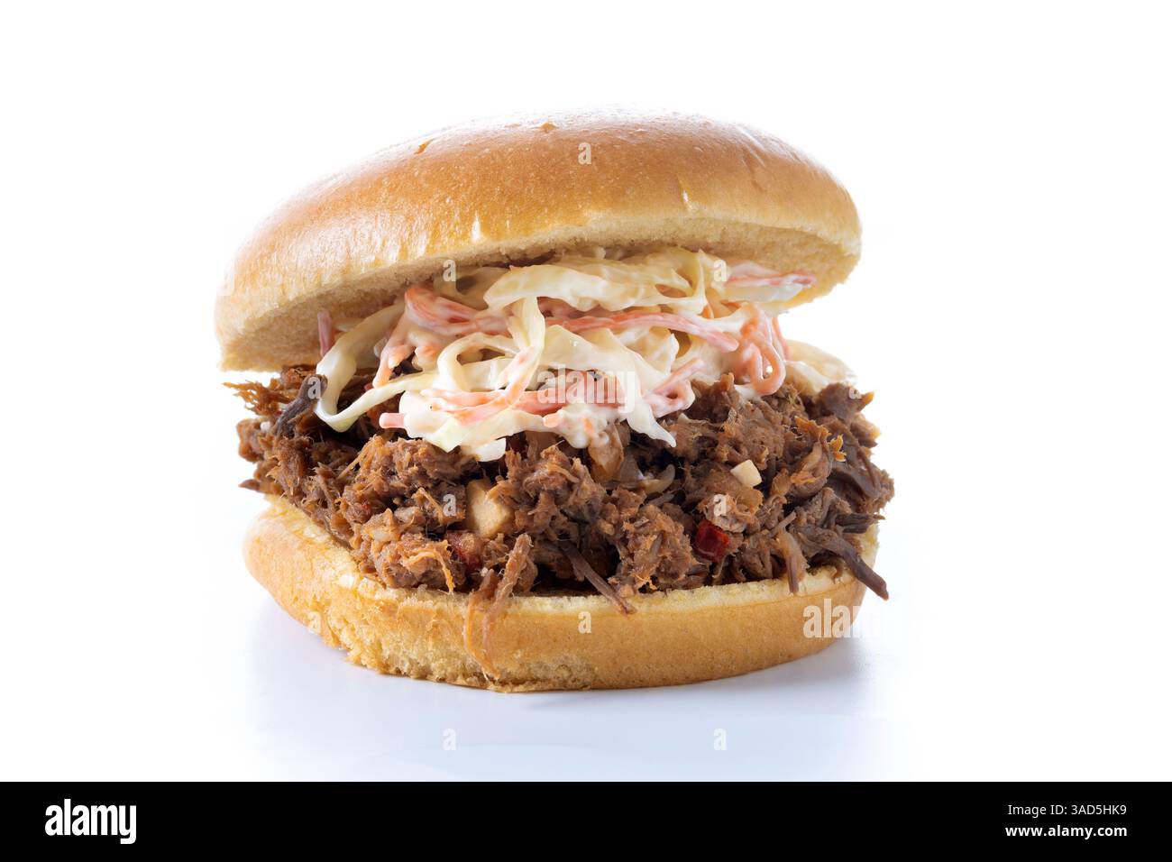 Sandwich au porc effiloché avec salade de coleslaw isolé sur fond blanc Banque D'Images