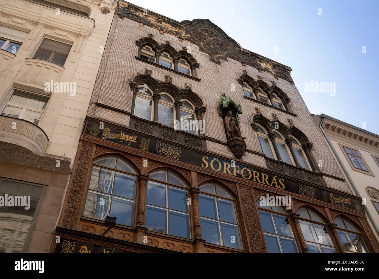 Budapest, Hongrie - 22 mai ,2023 : façade du restaurant de la célèbre rue Vaci Banque D'Images