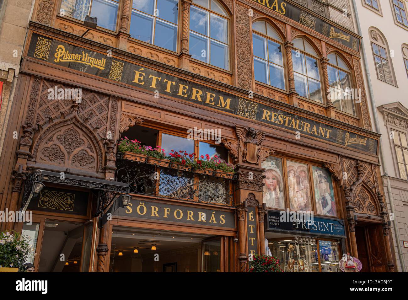 Budapest, Hongrie - 22 mai ,2023 : façade du restaurant de la célèbre rue Vaci Banque D'Images