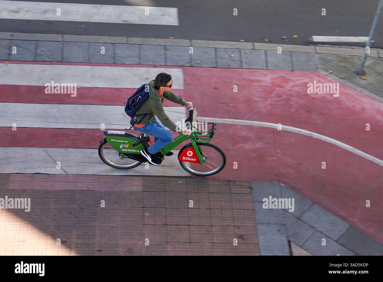 Cycliste dans la rue dans la ville de Bilbao, espagne, mode de transport Banque D'Images