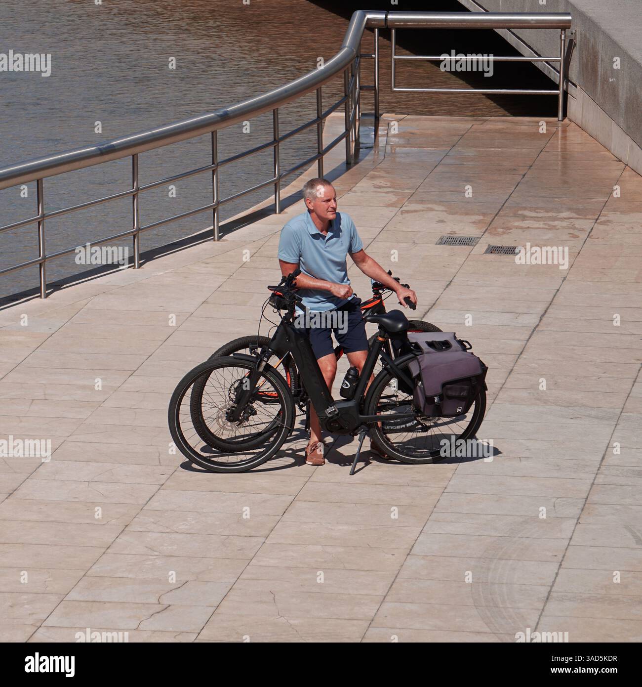 Cycliste dans la rue dans la ville de Bilbao, espagne, mode de transport Banque D'Images