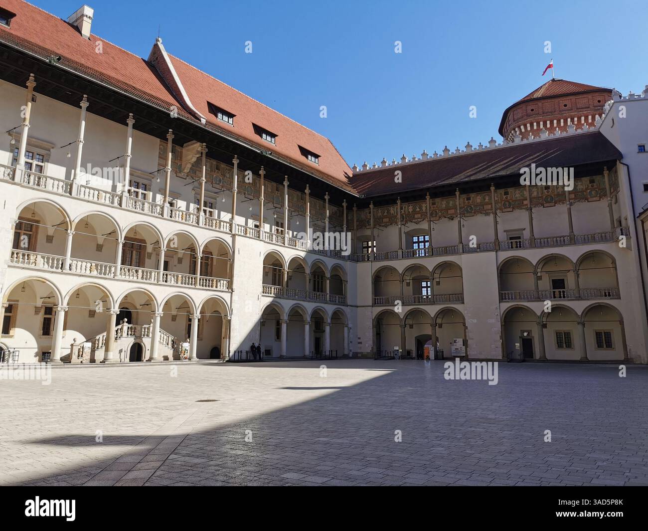 La superbe cour Renaissance du château royal de Wawel à Cracovie. Construit sous le règne de Sigismond I l'ancien. - Image de stock capturée avec un smartphone