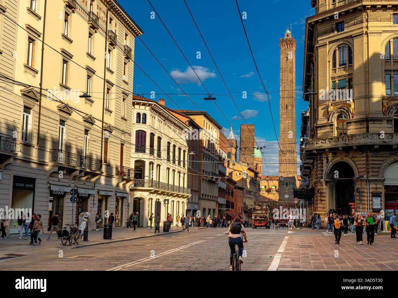 Les deux tours de Bologne, la tour Asinelli et la tour Garisenda, vues à l'intersection au bout de la via Rizzoli à Bologne, Italie Banque D'Images