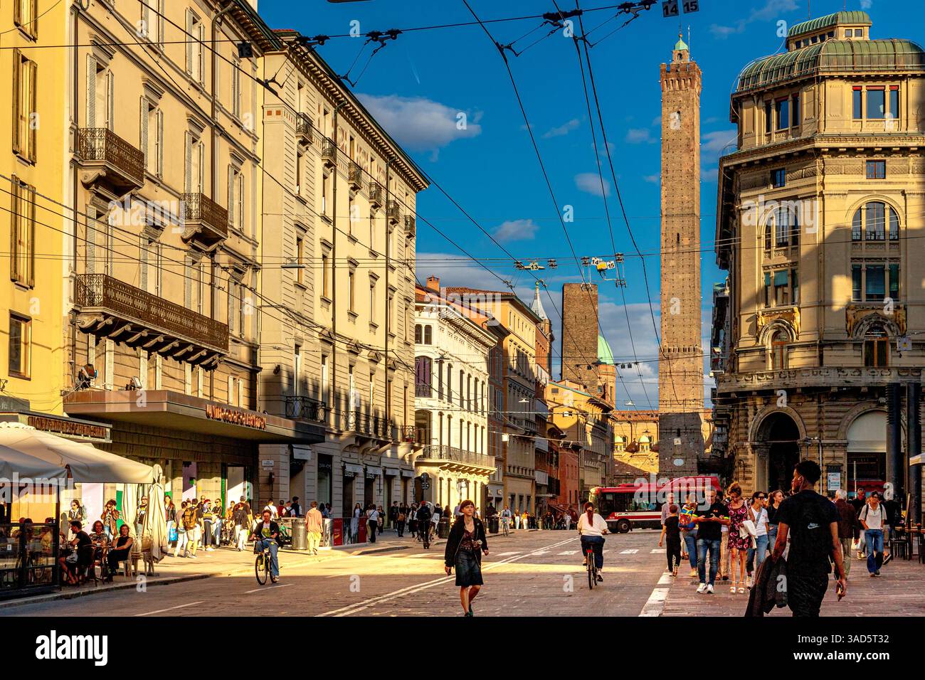 Les deux tours de Bologne, la tour Asinelli et la tour Garisenda, vues à l'intersection au bout de la via Rizzoli à Bologne, Italie Banque D'Images