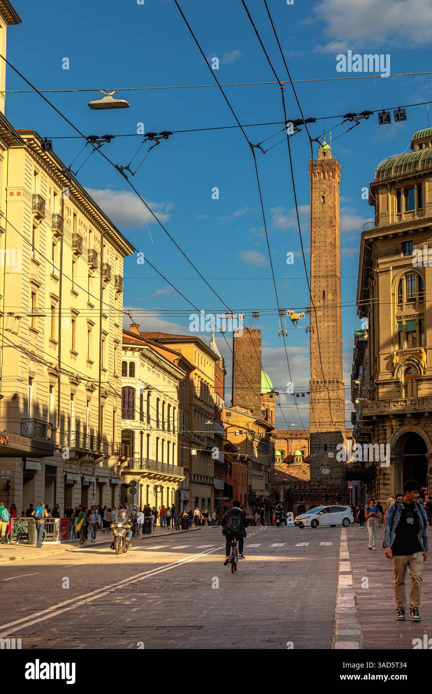 Les deux tours de Bologne, la tour Asinelli et la tour Garisenda, vues à l'intersection au bout de la via Rizzoli à Bologne, Italie Banque D'Images