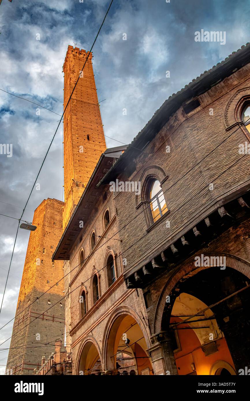 Les deux tours de Bologne, la tour Asinelli et la tour Garisenda, vues de la Piazza della Mercanzia à Bologne, Italie Banque D'Images