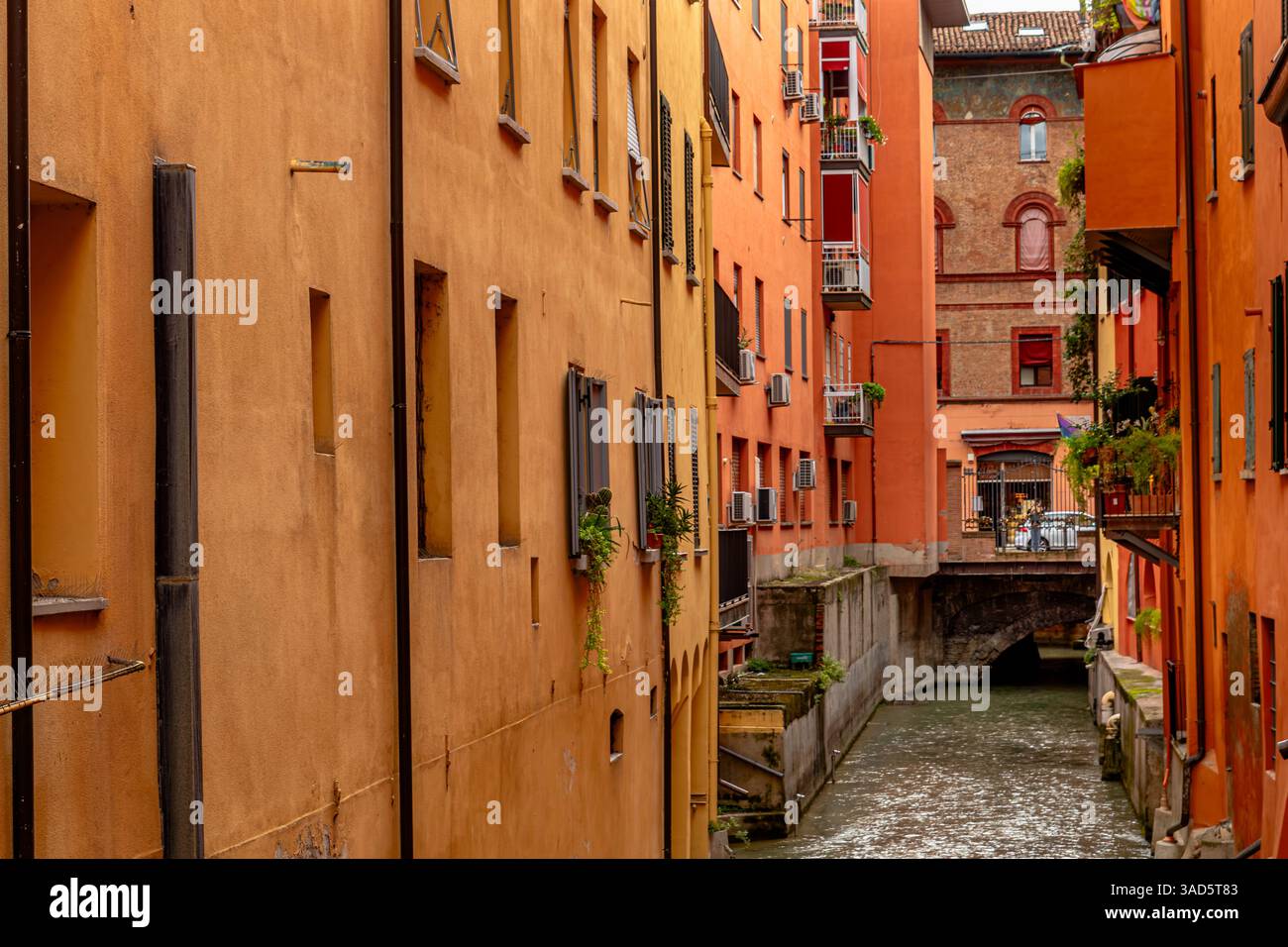 Canale delle Moline vu à travers la fenêtre cachée Finestrella di via Piella à Bologne, Italie Banque D'Images