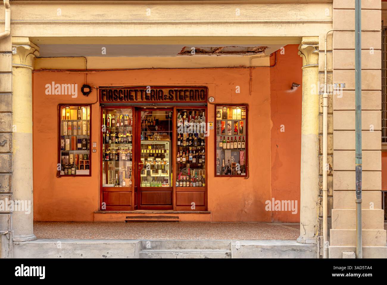 Fiaschetteria San Stefano, un magasin de vin sous le portique sur la via San Stefano à Bologne, Italie Banque D'Images
