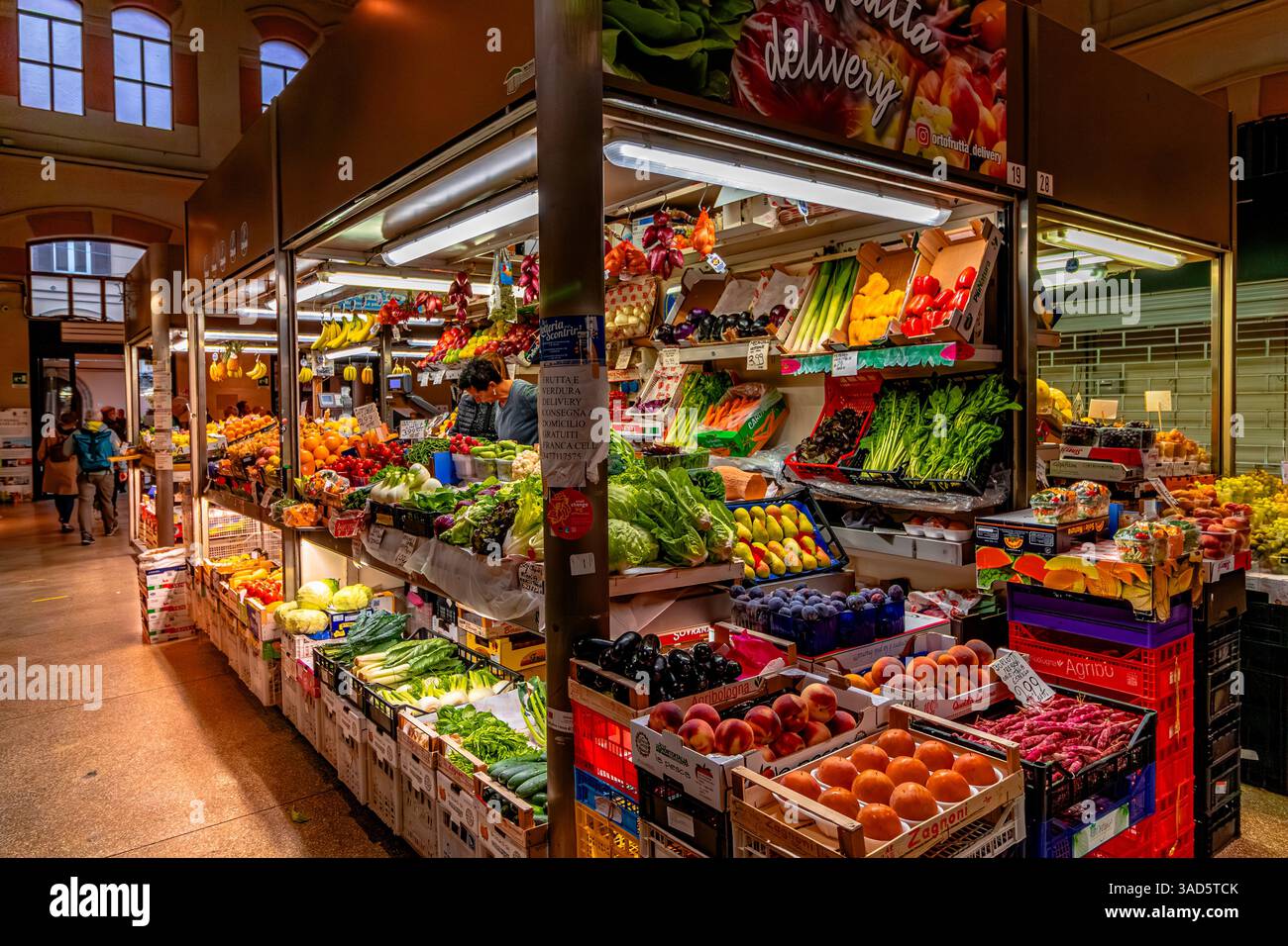 Fruits et légumes à un étal à l'intérieur du Mercato delle Erbe, un grand marché couvert dans le centre historique de la ville de Bologne, en Italie Banque D'Images