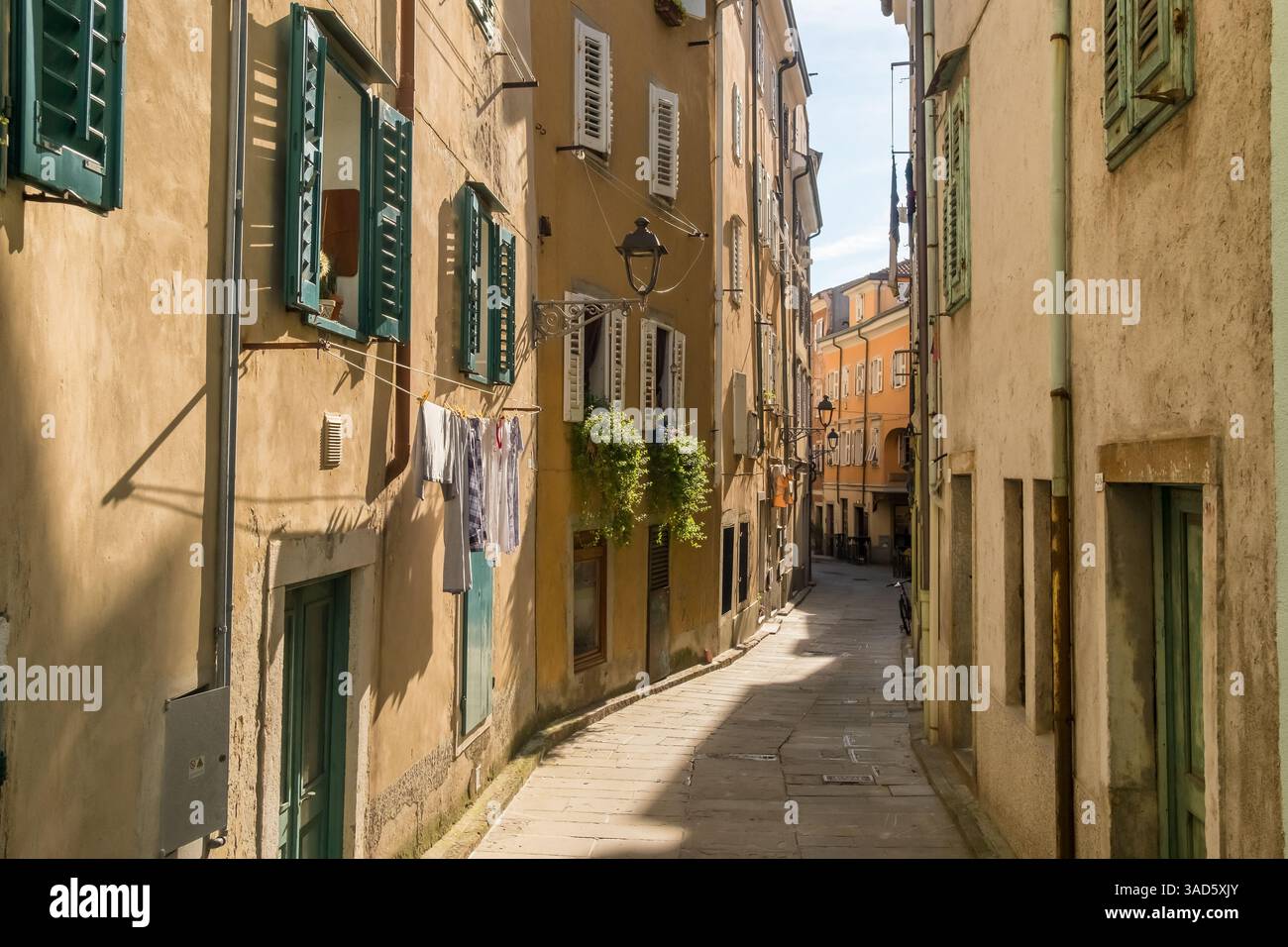 Rues étroites pittoresques de la vieille ville de Muggia, Trieste, Italie Banque D'Images