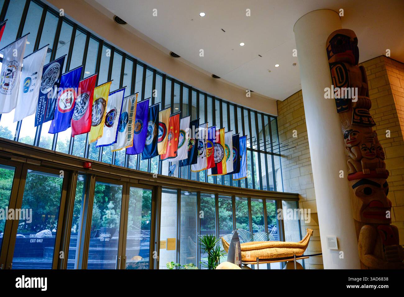 États-Unis, Washington, Musée national des Indiens d'Amérique de la Smithsonian institution, drapeaux de différentes Nations amérindiennes Banque D'Images