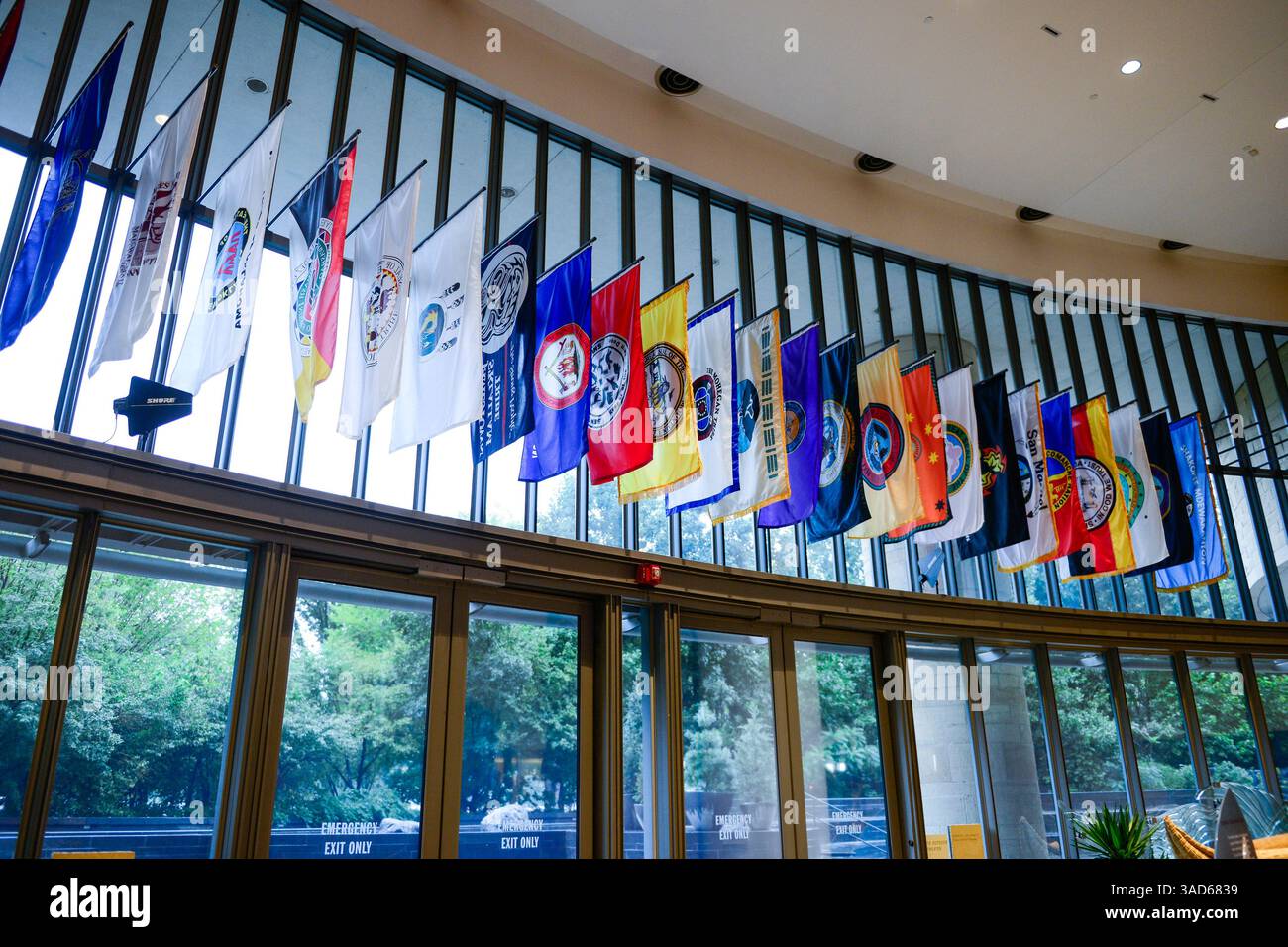 États-Unis, Washington, Musée national des Indiens d'Amérique de la Smithsonian institution, drapeaux de différentes Nations amérindiennes Banque D'Images