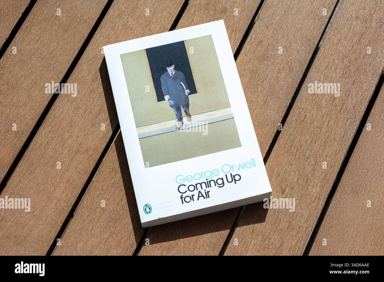 Gros plan sur la table en bois de George Orwell pour Air Book. Banque D'Images