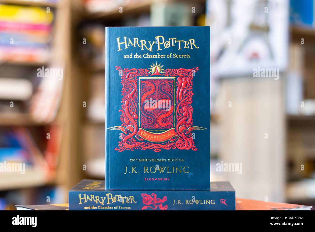 Gros plan de Harry Potter de J. K. Rowling et du roman de la Chambre des secrets dans la librairie. Banque D'Images