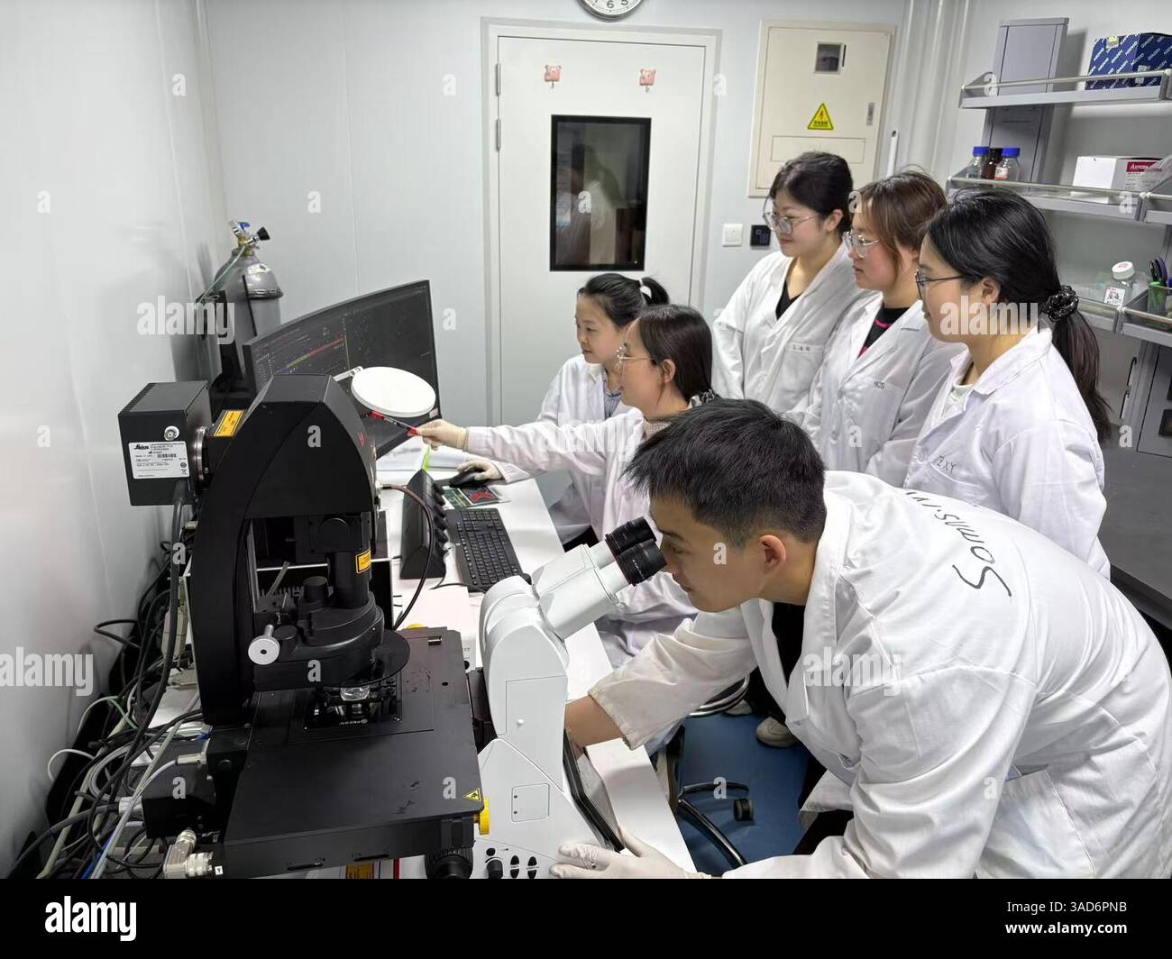 Tianjin. 5 avril 2025. Cette photo prise en septembre 2024 montre des membres d'une équipe de recherche dirigée par Ye Sheng, professeur à l'Université de Tianjin, travaillant dans un laboratoire à Tianjin, dans le nord de la Chine. POUR ALLER AVEC 'les scientifiques chinois découvrent un composé naturel pour inhiber la croissance du cancer du foie' crédit : Xinhua/Alamy Live News Banque D'Images