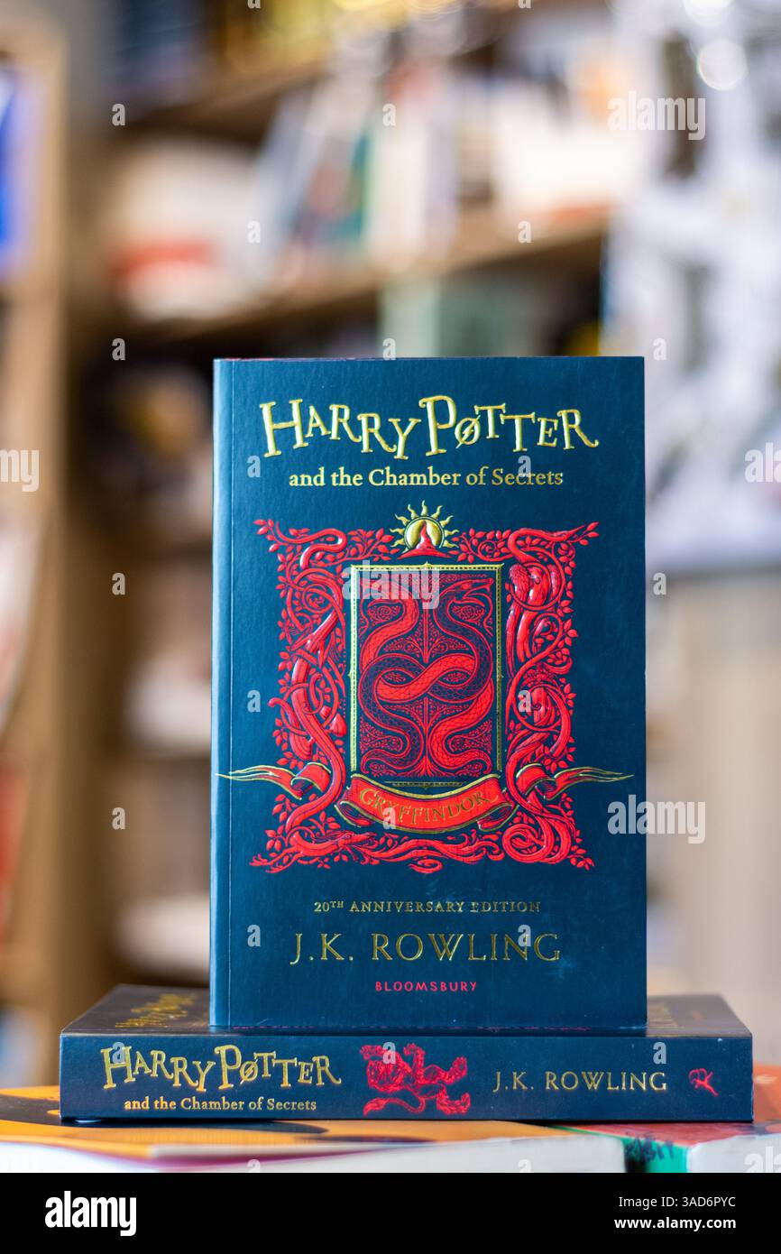 Gros plan de Harry Potter de J. K. Rowling et du roman de la Chambre des secrets dans la librairie. Banque D'Images