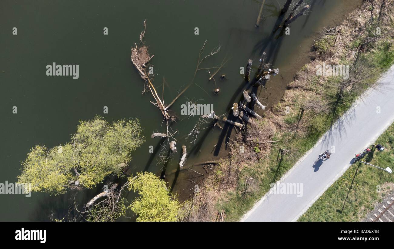 Vue par drone de la piste cyclable sur les rives de la rivière mur à Graz, Autriche Banque D'Images