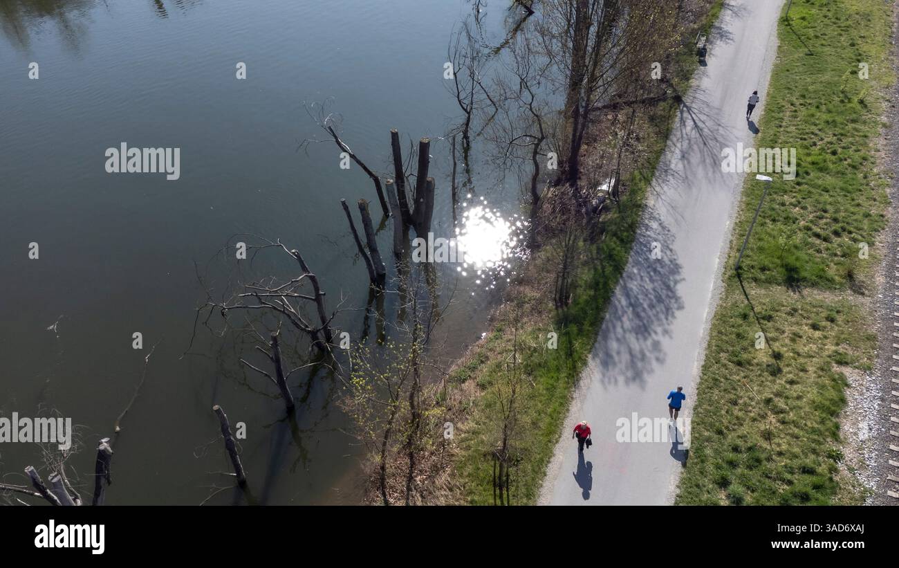 Vue par drone de la piste cyclable sur les rives de la rivière mur à Graz, Autriche Banque D'Images