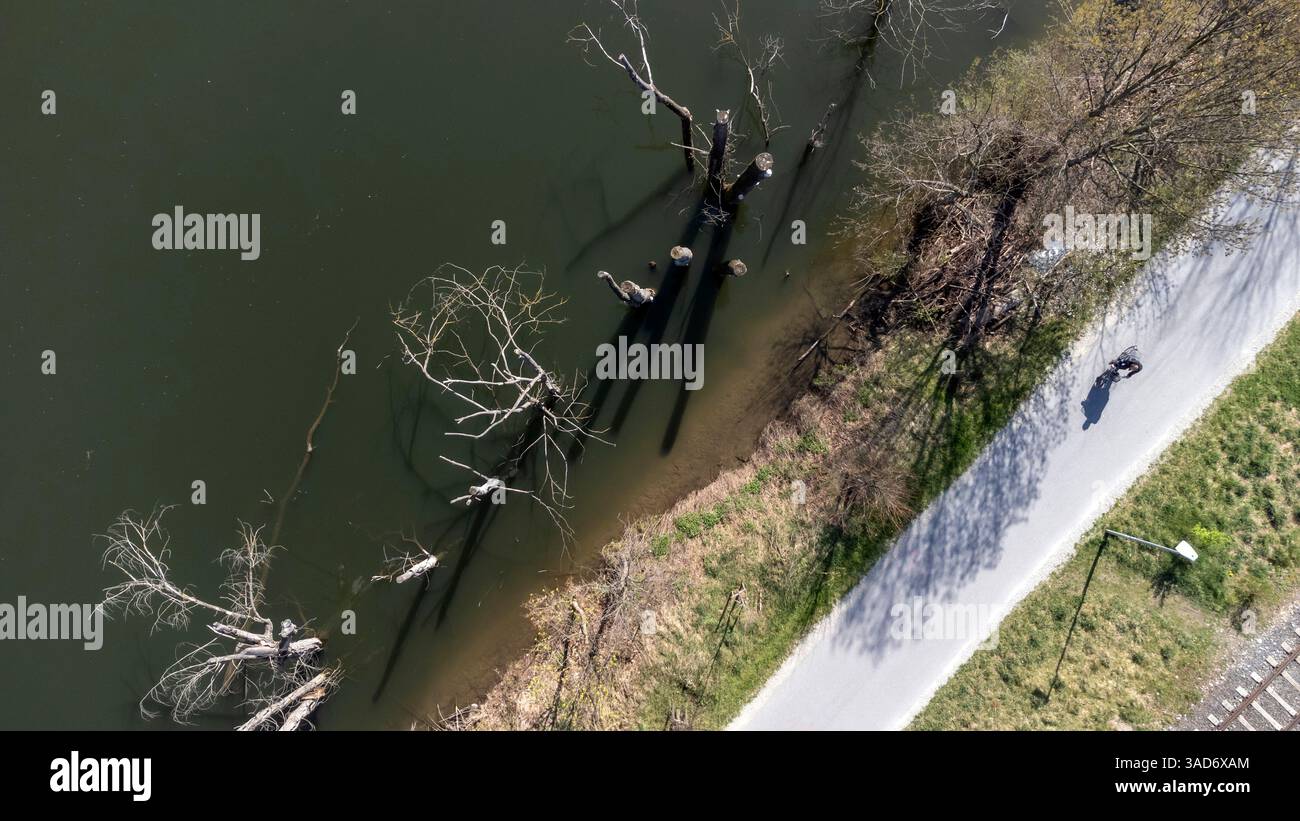 Vue par drone de la piste cyclable sur les rives de la rivière mur à Graz, Autriche Banque D'Images