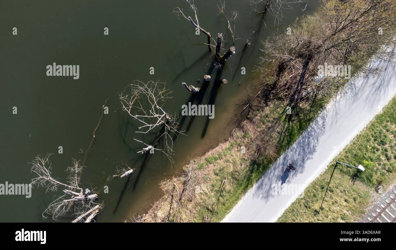 Vue par drone de la piste cyclable sur les rives de la rivière mur à Graz, Autriche Banque D'Images