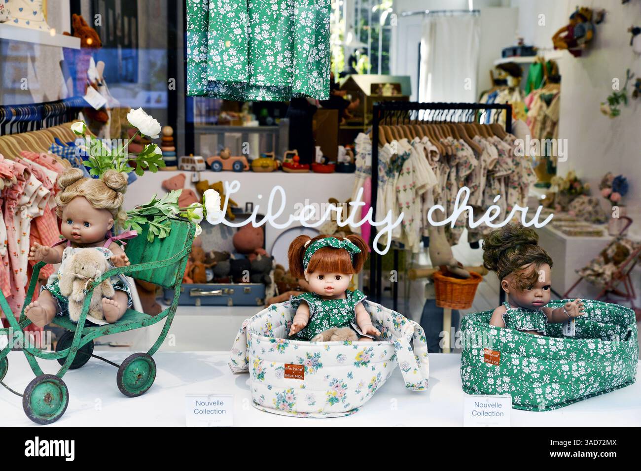 Vitrine de magasin de vêtements pour enfants à Paris - France Banque D'Images