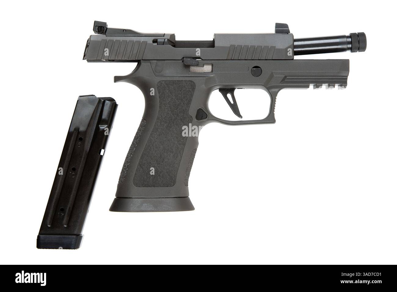 Un pistolet semi-automatique noir élégant avec une poignée texturée et chargeur détaché, isolé sur un fond blanc, mettant en valeur un design moderne, la précision, d Banque D'Images